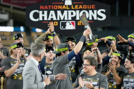 Brewers sweep Dodgers for first World Series trip since 1982